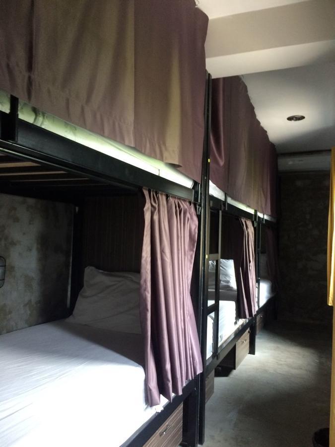Revolution Hostel Asoke Banguecoque Exterior foto